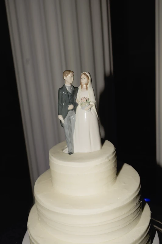 A Holiday Wedding for Gillian  and Evan 