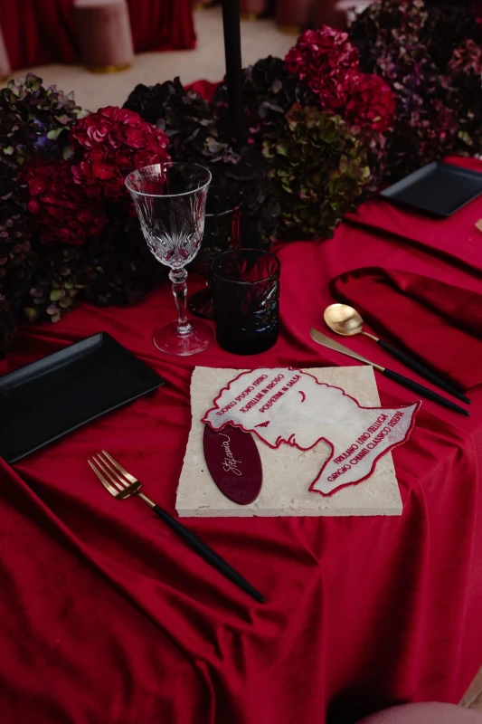 A Wedding en Rouge for Marilena and Riccardo